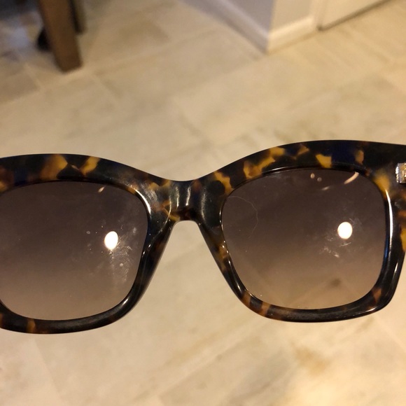 Authentic Fendi sunglasses - Picture 4 of 8